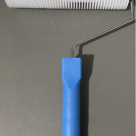 9-inch spiked roller with 13 mm spikes, chrome-plated frame and blue plastic handle.